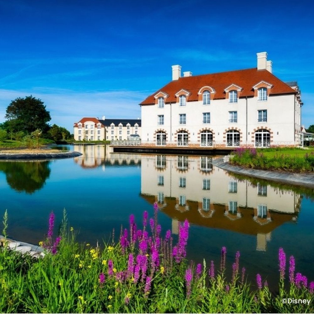Weißes Gebäude Staycity Aparthotel vor dem Wasser