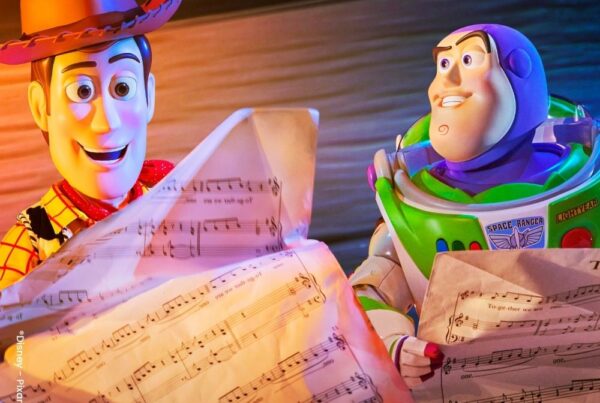 Buzz Lightyear und Woody mit Noten TOGETHER: A Pixar Musical Adventure
