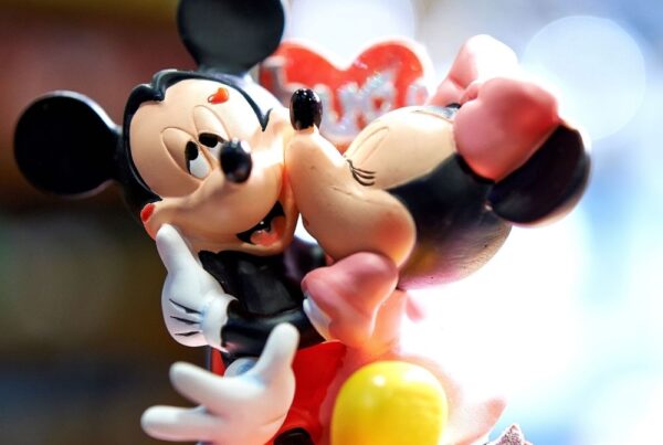 Statue von Mickey und Minnie über den Disney Store