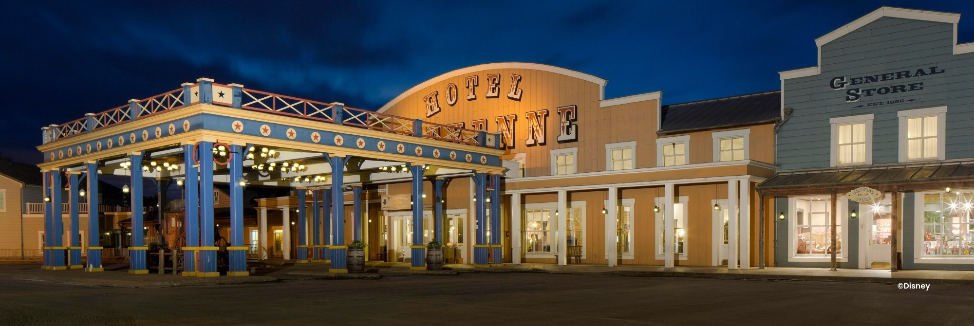 Beleuchtete Fassade des Disney Hotel Cheyenne