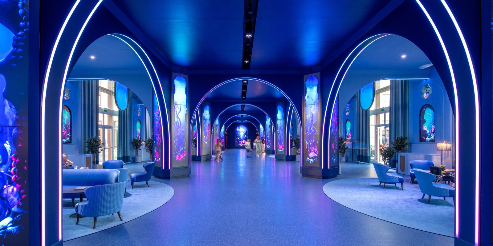 Lobby Grand Magic Hotel mit blauen Bögen und blauen Stühlen