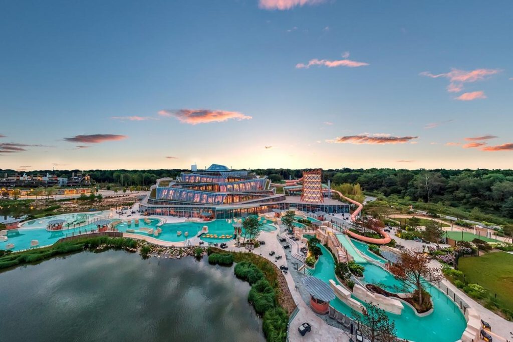 Waterpark met glijbanen en zwembaden van Center Parcs Villages Nature Paris