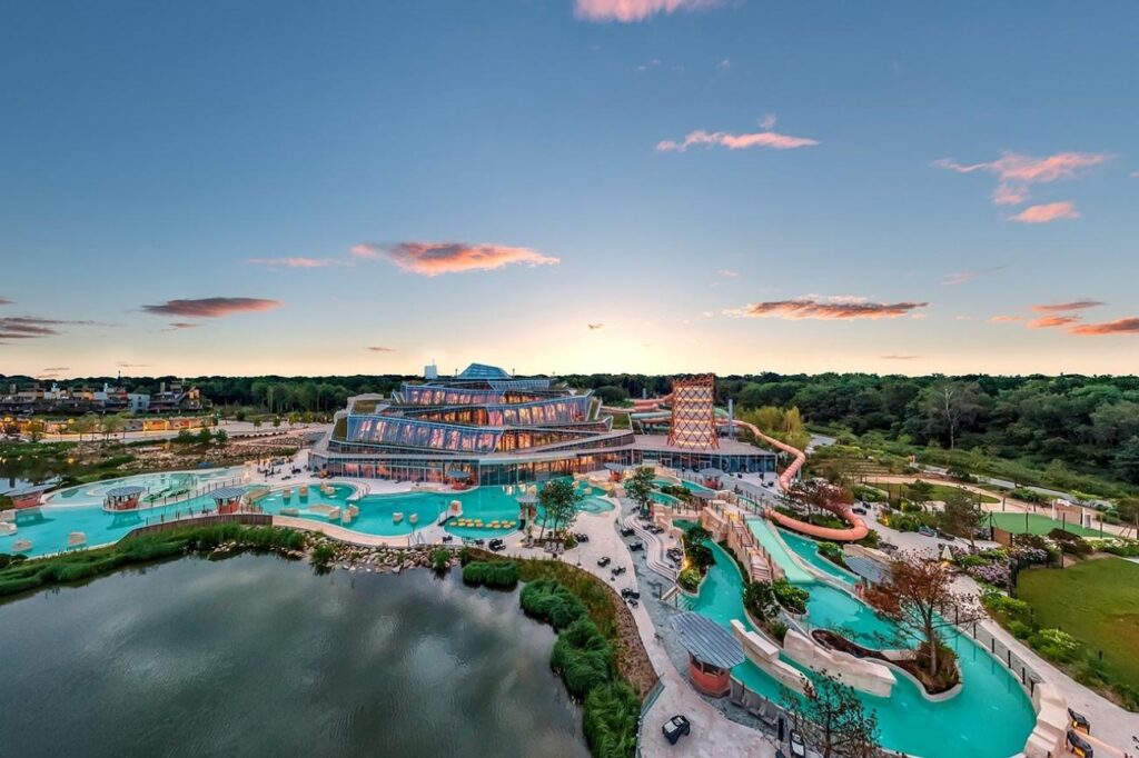 Aquamundo mit Rutschen und Schwimmbecken in Center Parcs Villages Nature Paris