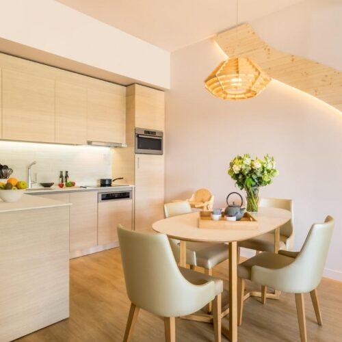 Keuken Küche mit Esstisch aus Holz