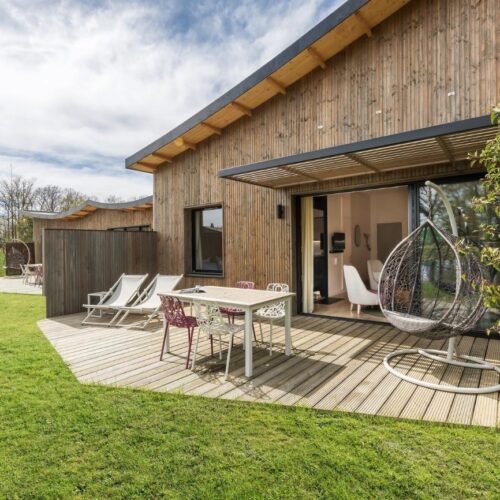 Terras Terrasse mit Liegestühlen und Esstisch