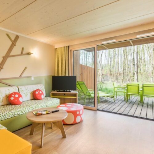 Woonkamer Grünes Wohnzimmer mit Pilzkissen und Terrassenterrasse Center Parcs Villages Nature Paris