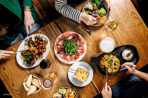 Restaurant mit Spezialitäten Kulinarisches Erlebnis mit der Familie mit besonderen Spezialitäten. Hier findet jeder etwas was ihm schmeckt ob klassisch oder modern. Spaß mit der ganzen Familie bei einem Restaurantbesuch im Disney Village.