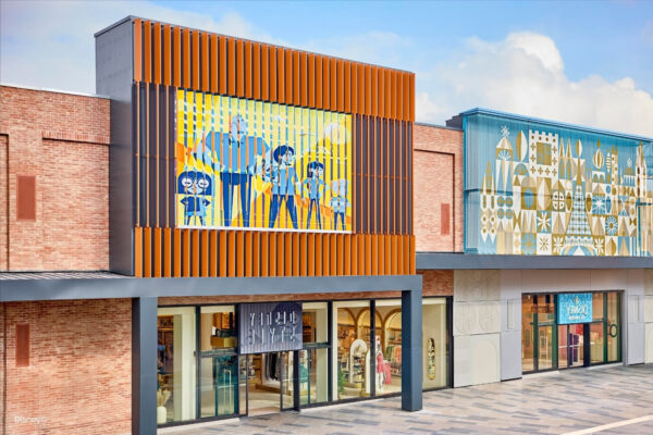 Disney Shops Disneyland Paris Shops von Außen. Hier sieht man die bunten Fassaden der Disney Stores. Man kann diese wenn man durch das Disney Village geht nicht verpassen. Die Disney Stores sind ein Muss für jeden Disney Fan.