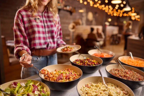 Buffetrestaurant Ausgiebiges Buffet im gemütlicher Atmosphäre mit reichlich Auswahl an Gemüse, Fleisch, und Fisch. Rustikales aber dennoch ansprechendes Interieur