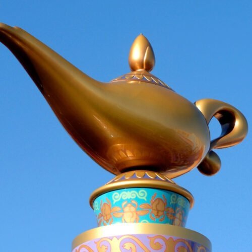 6 Die goldene Lampe von Aladdin in der Attraktion Les tapis volants