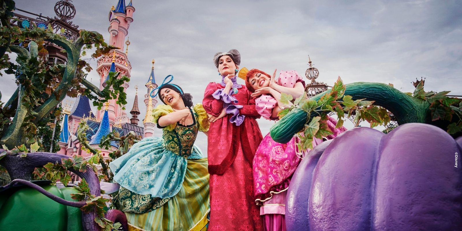 Disney-Prinzessinnen mit großen bunten Kürbissen