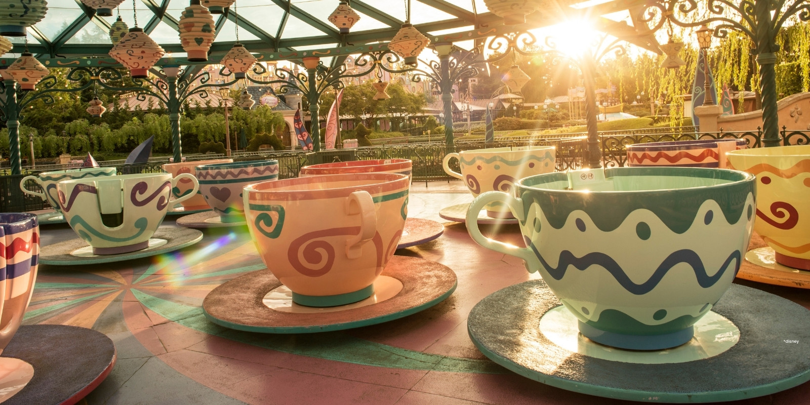Rosa und blaue Teetassen und Untertassen von Mad Hatter's Tea Cups im Sonnenlicht