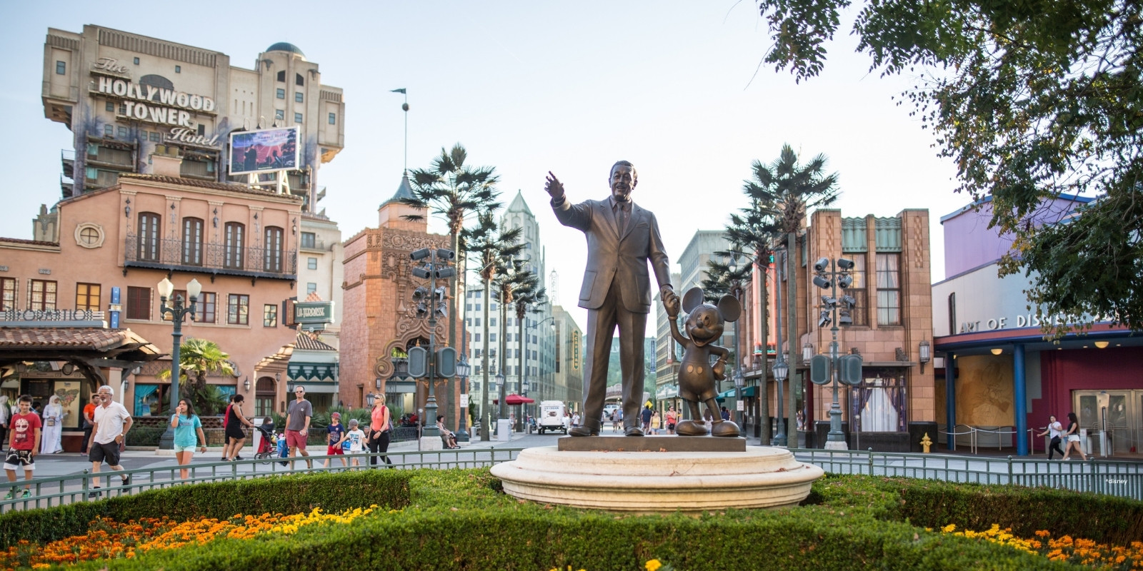 Statue von Walt Disney und Mickey Mouse im Production Courtyard