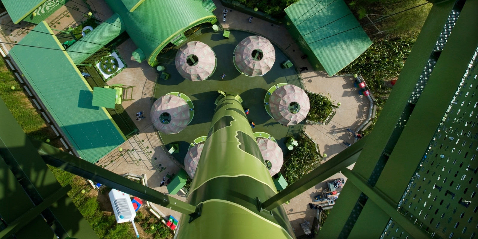 Grüne Fallschirme an einer Tarnstange bei Toy Soldiers Parachute Drop