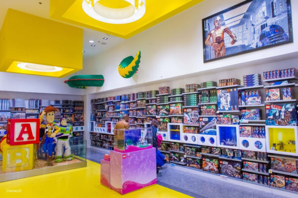 LEGO Store LEGO Store von innen. Besonders sind die große Vielfalt an LEGO Sets, die vielen Disney Figuren aus LEGO Steinen und die märchenhafte Atmosphäre.Du kannst hier eine Menge Disney Produkte einkaufen wie z.B. die Disney Schlösser als Miniatur. Und wenn dir noch ein Teil fehlt, dann bist du hier auf jeden Fall genau richtig.