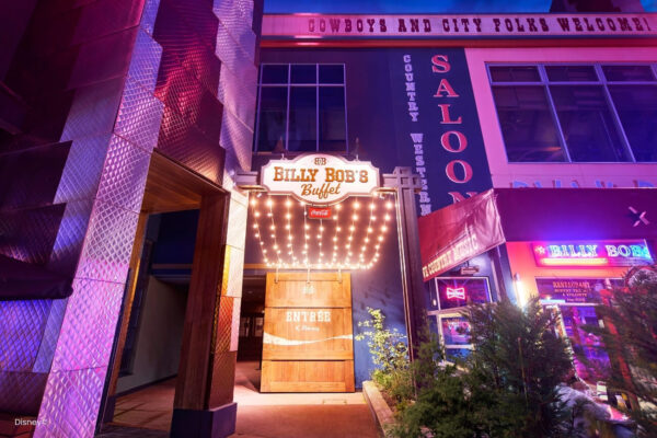 Billy Bobs Buffet Billy Bobs Buffet von Außen. ein authentisches Restaurant. frisch gegrillte Tex-Mex-Gerichte, Fisch – und vegetarische Spezialitäten und genieße das einladende Nachtischbuffet. Am Wochenende wird der Saloon um 22:30 Uhr zu einer Partylocation, DJ`s legen hier die neuesten und beliebtesten Songs auf und laden zum ausgelassenen Feiern bei kalten Getränken ein. Die perfekte Location, um nach Parkschluss den Abend mit einem Cocktail oder Bier enden zu lassen.