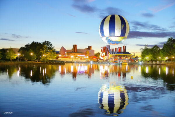 Panoramagique Panoramagique. das komplette Resort aus der Luft. einer der enormsten Heißluftballons der Welt. Höhe von 100 Meter. Spiegelung im Lake Disney am Abend.