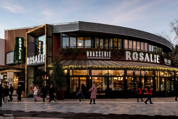 Brasserie Rosalie Brasserie Rosalie von außen. direkt am Lake Disney. Dieses elegante Restaurant kombiniert französische Kulinarik Tradition mit einer gegenwärtigen und ansprechenden Atmosphäre. Vor allem zu empfehlen sind die traditionellen französischen Gerichte wie Quiche Loraine, Bouillabaisse, Meeresfrüchte und Creme Brûlée, die mit frischen saisonalen Zutaten zubereitet werden. Die Verbindung aus klassischen Rezepten mit zeitgenössischen Aktzenten macht die kulinarische Erfahrung in der Brasserie Rosalie zu etwas ganz Besonderem.