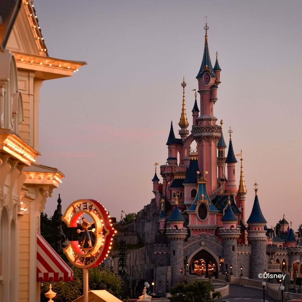 Viktorianische Gebäude mit Lichtern mit Blick auf das Dornröschenschloss