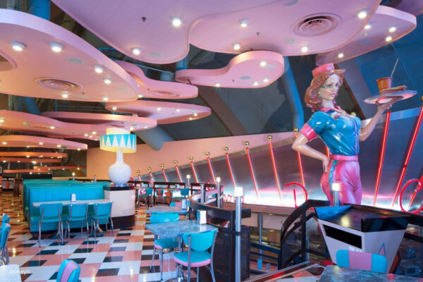 Annettes Diner Annette`s Diner im Disney Village lässt seine Gäste in die brilliante Welt der 1950er Jahre eintauchen und ist ein must visit für Fans von Rock ,n`Roll, amerikanischen Klassikern und echtem Retro Design. Mit seiner klassischen Neonbeleuchteten Fassade und dem glanzvollem Interieur strahlt Annette`s Diner den Flair der goldenen Ära der Diners aus. Hier kannst du leckere Burger, krosse Pommes, Milchshakes in verschiedenen Geschmäckern und süße Desserts genießen.