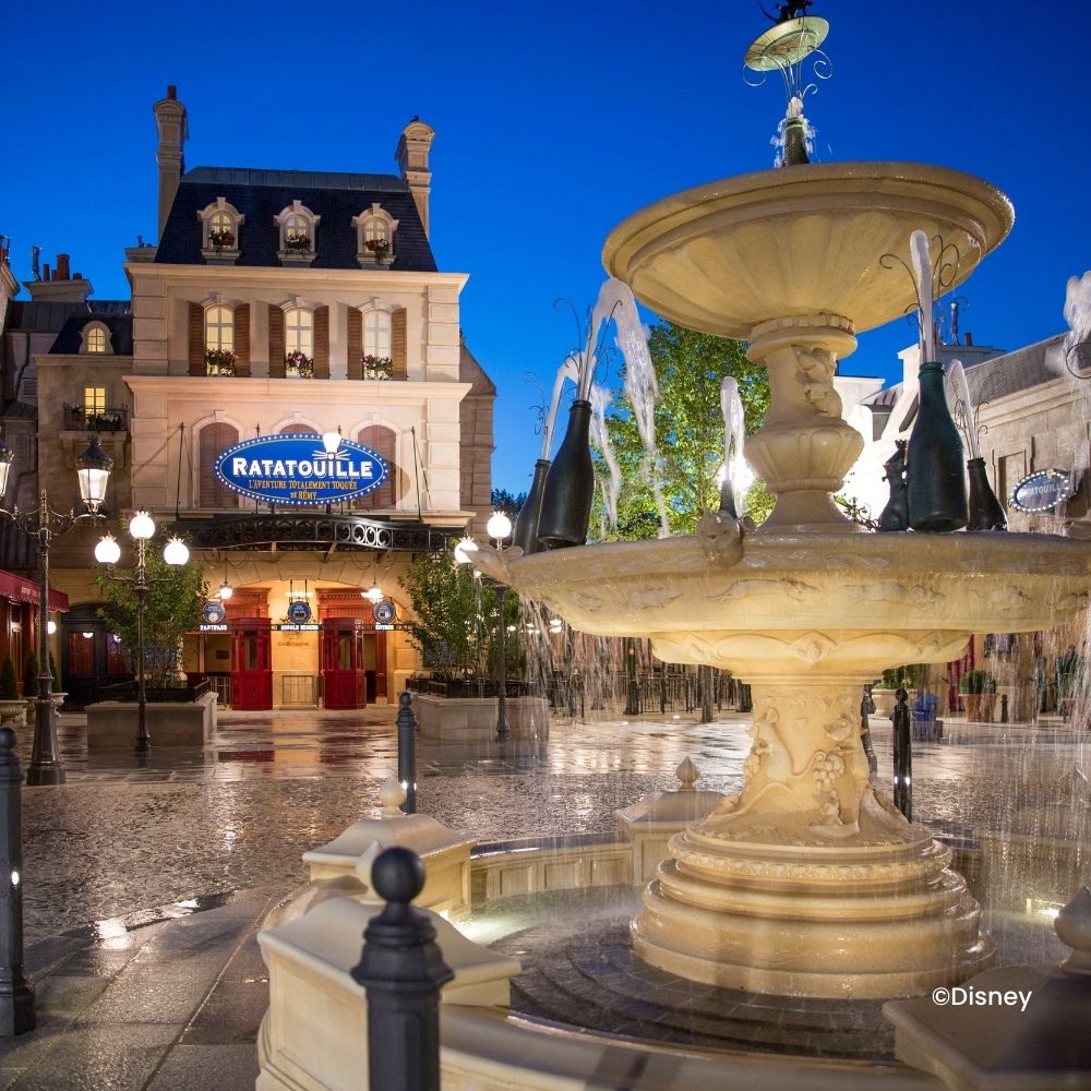 Weinflaschenbrunnen für Ratatouille-Attraktion im Dunkeln