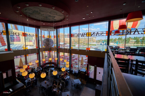 Earl of Sandwich Schnellrestaurant im Disney Village. Das Restaurant bietet eine große Vielfalt an warmen und kalten Sandwiches, Salaten und Wraps, die mit frischen Zutaten zubereitet werden. Die angenehme Atmosphäre und das geschmackvolle Interieur machen es zu einem perfekten Ort für eine schnelle aber dennoch leckere Mahlzeit.