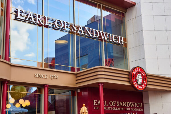 Earl of Sandwich Schnellrestaurant im Disney Village. Das Restaurant bietet eine große Vielfalt an warmen und kalten Sandwiches, Salaten und Wraps, die mit frischen Zutaten zubereitet werden. Die angenehme Atmosphäre und das geschmackvolle Interieur machen es zu einem perfekten Ort für eine schnelle aber dennoch leckere Mahlzeit.