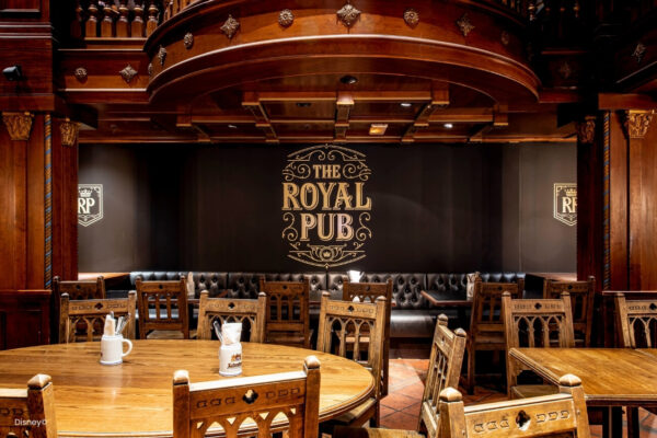 Royal Pub Royal Pub von innen. Ein uriges Pub im Stil von einem irish pub. Hier kann man leckere Getränke genießen bei guter Musik. Das Royal Pub befindet sich im Disney Village und eignet sich optimal für eine Pause während des Disney Tages oder um den langen Tag ausklingen zu lassen.