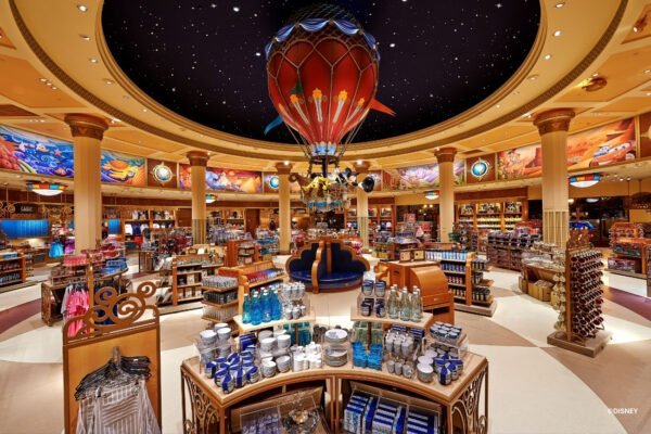World of Disney Disney Artikel in World of Disney im Innenbereich von dem Store. Hier sieht man die große Auswahl an Souvenirs. Von Schlüsselanhängern über Plüschtiere, Bücher und Figuren. Zu jedem Disney Charakter kann man hier etwas finden.