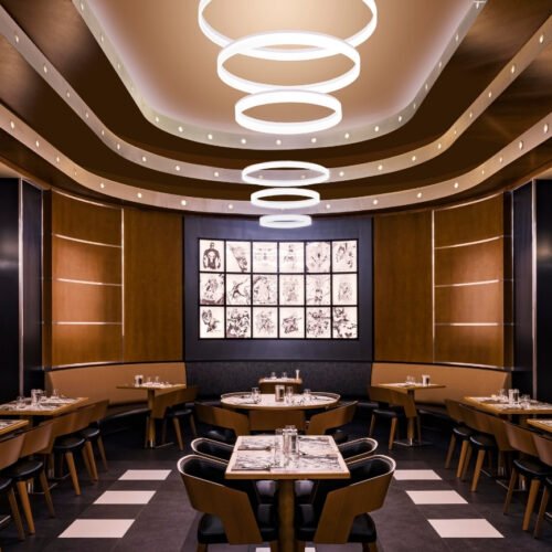10 Tische und Stühle im Downtown Buffet Restaurant im Disney Hotel New York - Art of Marvel