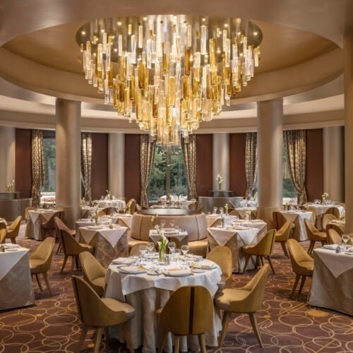 11 Gedeckte Tische und Kronleuchter im Restaurant Manhattan im Disney Hotel New York - Art of Marvel