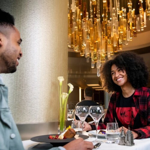 13 Menschen an einem gedeckten Tisch im Restaurant Manhattan im Disney Hotel New York - Art of Marvel