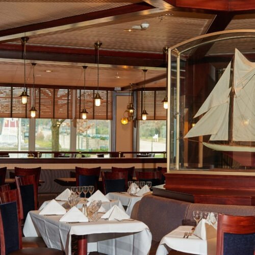 3 Gedeckte Tische und Segelboot im Yacht Club Disney Newport Bay Club