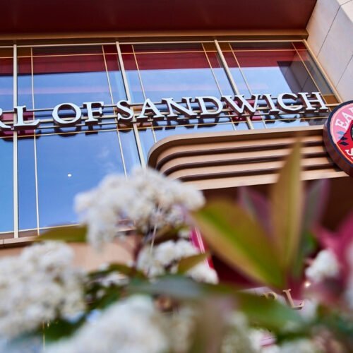 7 Eingang Earl of Sandwich mit weißen Blumen im Vordergrund