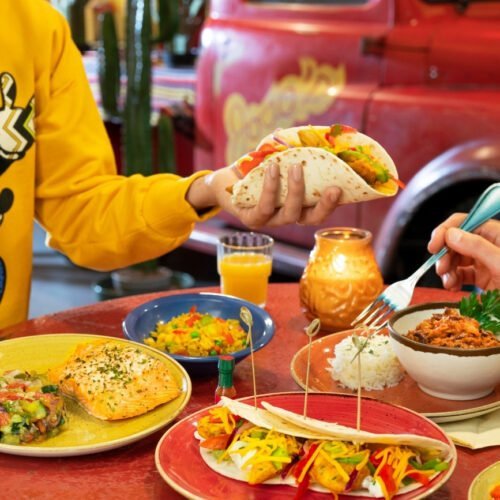 9 Essen auf bunten Tellern im Restaurant La Cantina im Disney Hotel Santa Fe