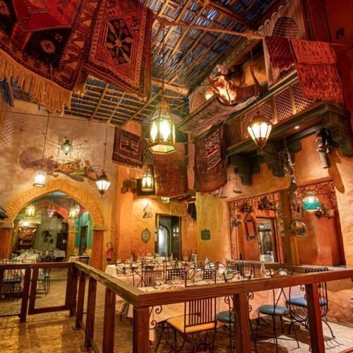 Agrabah Café Restaurant bunte Teppiche an der Decke und Eisenstühle