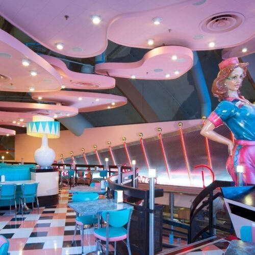 Annette's Diner Restaurant mit blauen Bänken und Kellnerin mit rosa Hut