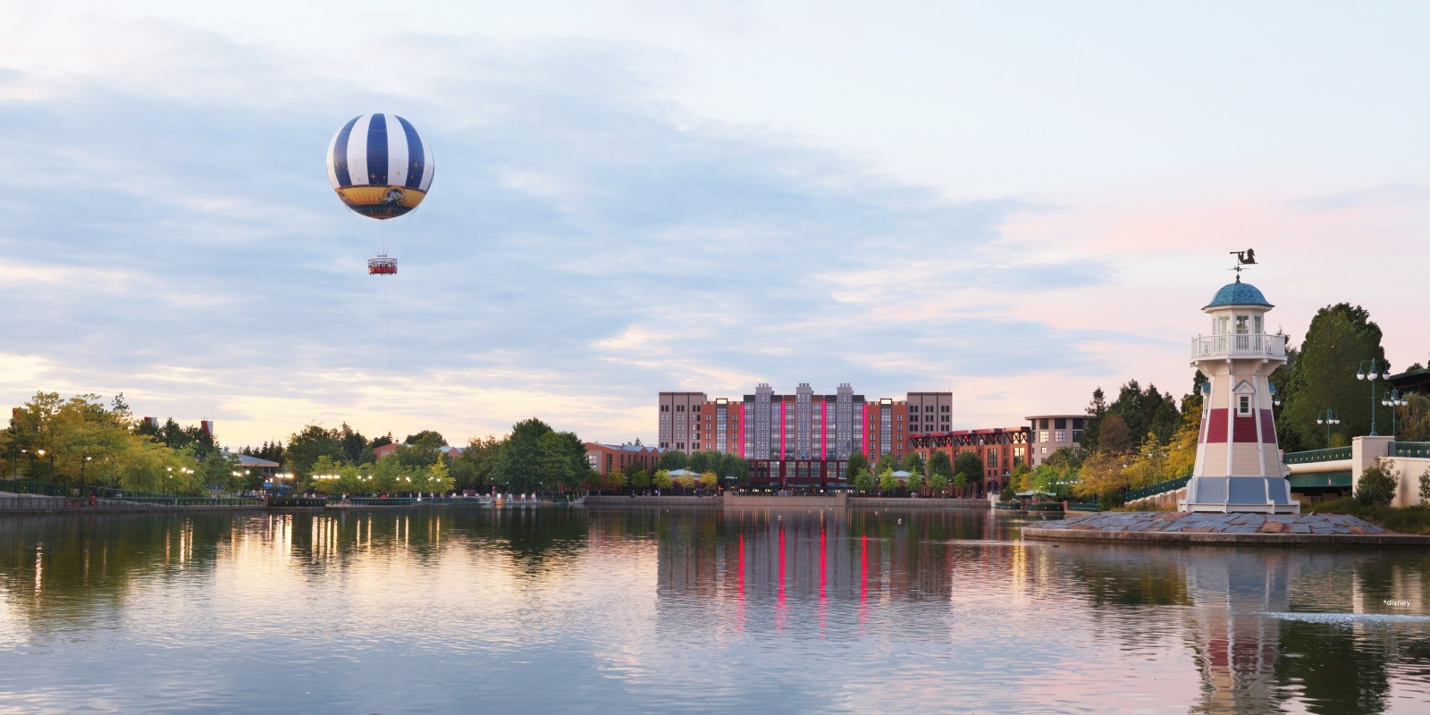 Hotel New York, ein weiß-roter Wasserturm und ein Heißluftballon am Lake Disney