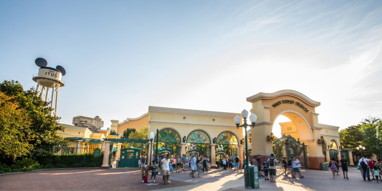 Eingang zum Walt Disney Studios® Park mit einem Wasserturm mit Mickey Mouse Ohren