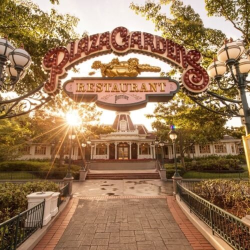 Plaza Gardens restaurant Eingang zum Restaurant Plaza Gardens, umgeben von grünen Bäumen