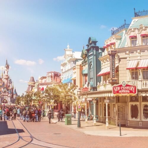 Restaurants Main Street USA Restaurants auf der Main Street USA mit dem rosa Schloss im Hintergrund