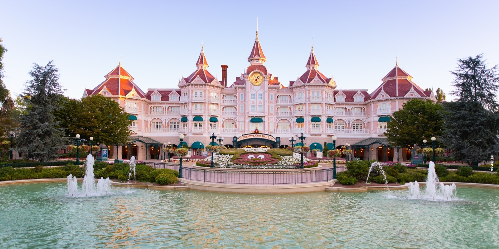 Disneyland® Hotel mit Springbrunnen vor dem Hotel
