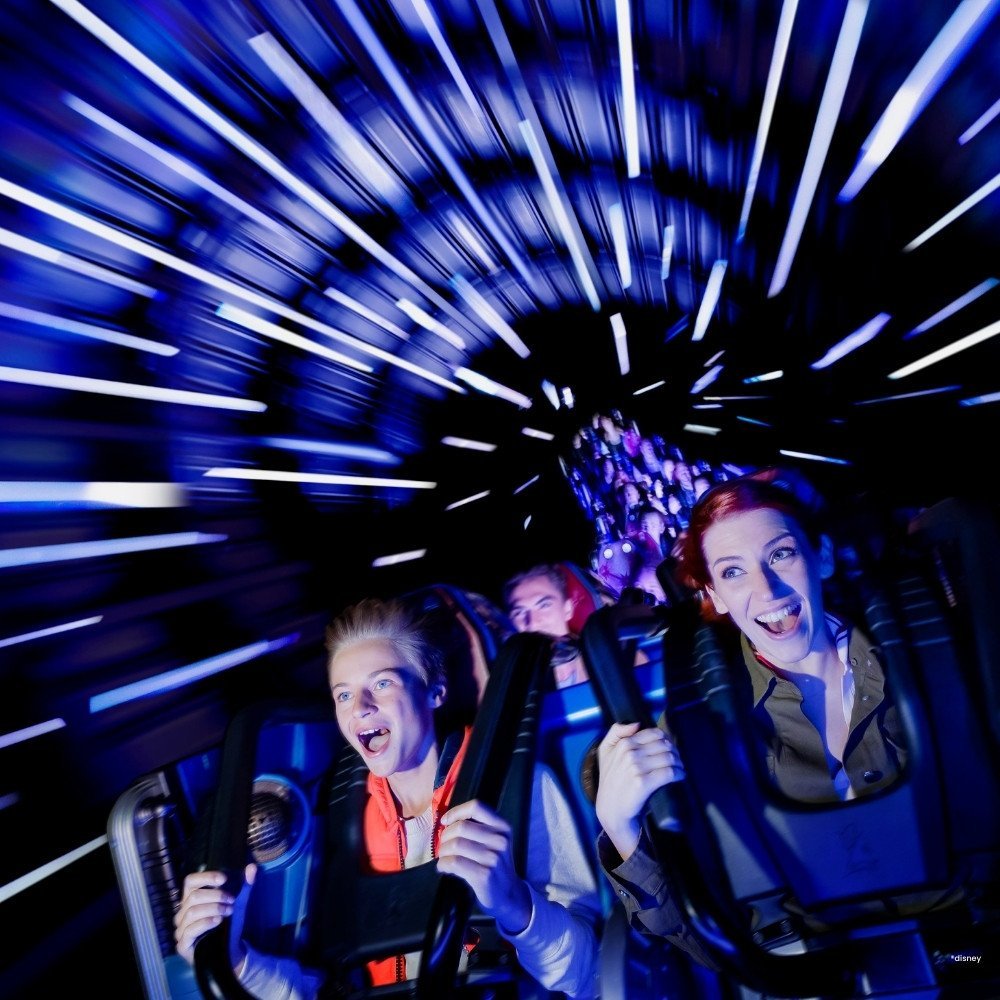 Menschen in einer der Disneyland®Paris-Attraktionen Hyperspace Mountain