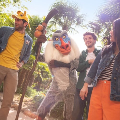 8 Menschen treffen Rafiki im Disneyland® Park