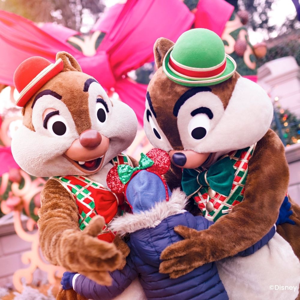 Disney-Figuren treffen Chip und Dale im Weihnachtsoutfit