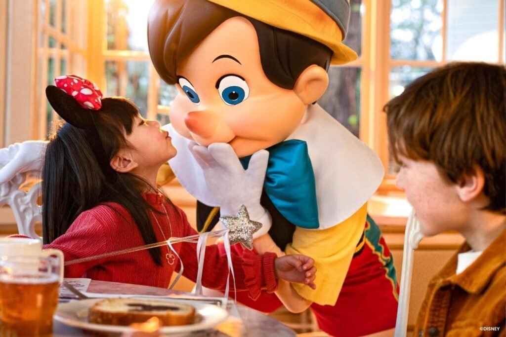 Pinocchio beim Abendessen mit einem Mädchen
