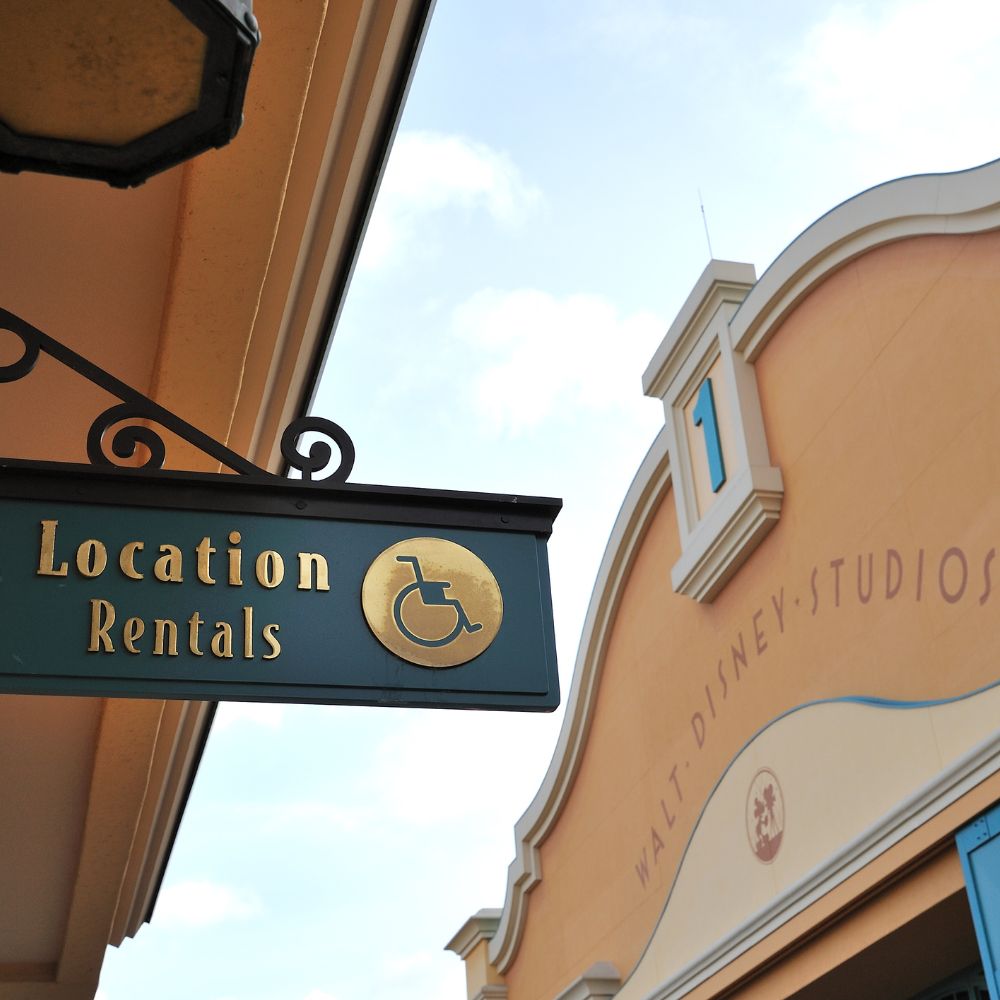 Rollstuhlverleih im gelben Gebäude im Walt Disney Studios® Park