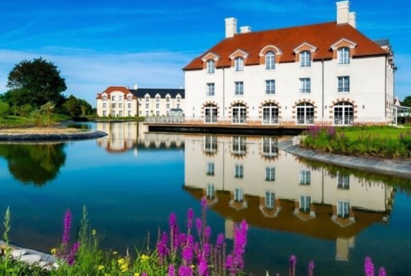 Weißes Gebäude Staycity Aparthotel vor dem Wasser