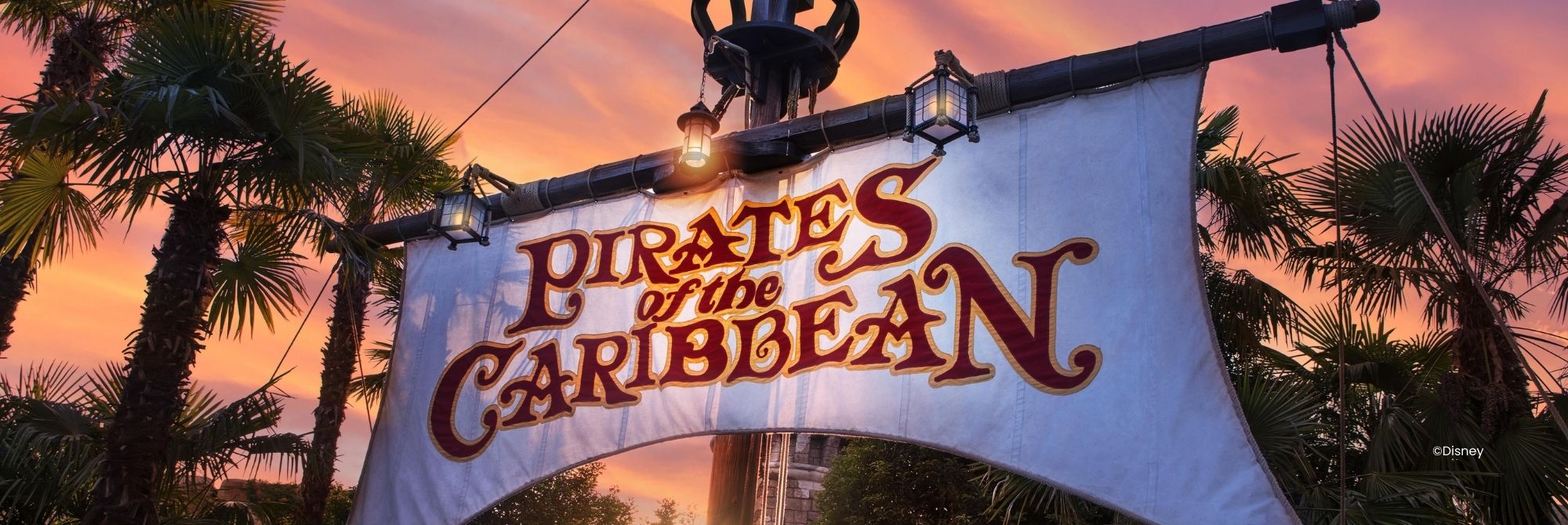 Weißes Segel auf einem Mast mit Pirates of the Caribbean in roten Buchstaben