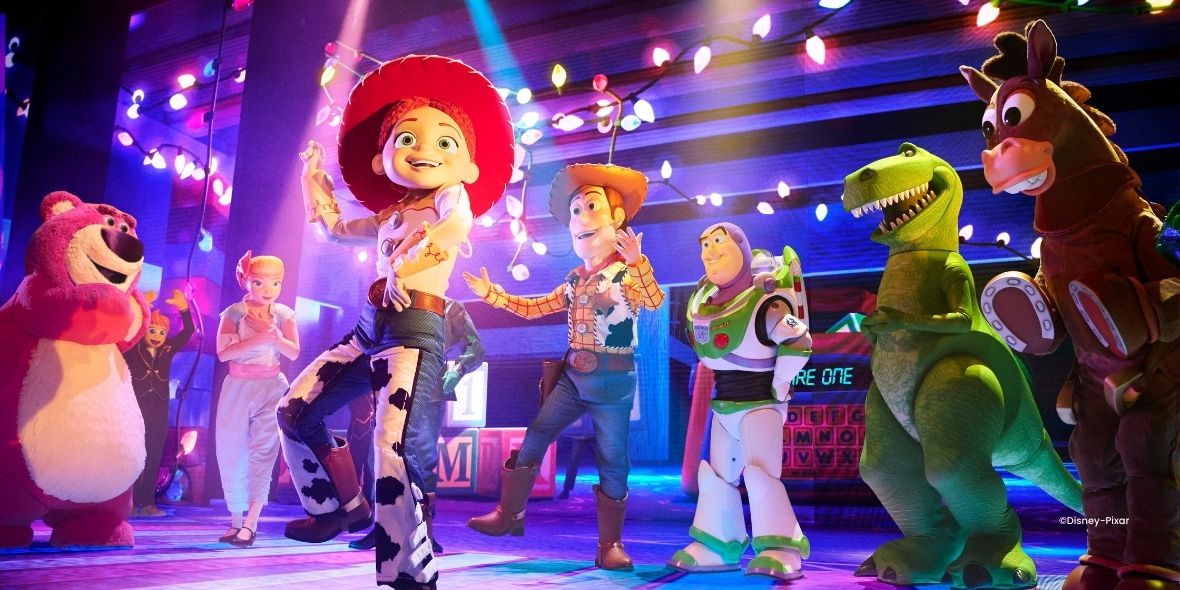 Jessie, Woody und andere Toy Story-Figuren während der Show